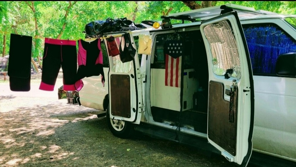 De las comodidades que puedes llevar en una furgoneta camper no suele estar una lavadora. Así aprendí a lavar la ropa después de muchos viajes arruinando camisetas 