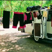 Cómo lavo la ropa cuando viajo en furgoneta: los trucos que aprendí tras muchas camisetas arruinadas