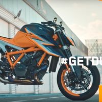 ¡Al desnudo! La nueva KTM Super Duke R reaparece para meter miedo por Halloween vestida de circuito