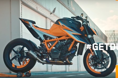 ¡Al desnudo! La nueva KTM Super Duke R reaparece para meter miedo por Halloween vestida de circuito
