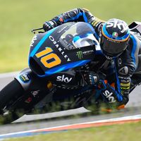 Luca Marini lidera unos igualados entrenamientos de Moto2 con 20 pilotos separados por un segundo