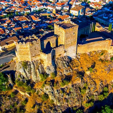 Medieval, amurallado y con dos castillos, este pueblo serrano es uno de los más ricos en monumentos de toda Extremadura 