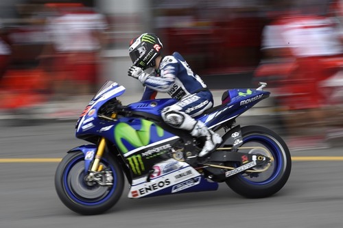Ni el frío y los baches evitan el arranque dominador de Jorge Lorenzo en Silverstone 