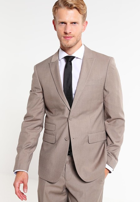 ¿Necesitas un traje nuevo? Zalando te ofrece este Pier One Tan por sólo 51,95 euros con envío gratis