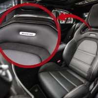 Um logotipo de metal no banco, um sol escaldante e dois processos judiciais: foi assim que a Mercedes-AMG acabou nos tribunais por causa dos logotipos de metal nos bancos de seus carros 