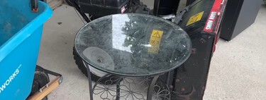 Cómo dar una segunda vida a  una mesa viejuna y en desuso con una simple cortina de ducha: ahora es la pieza estrella de esta terraza 
