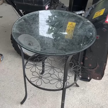 Era una mesa viejuna y en desuso hasta que una simple cortina de ducha ha conseguido que la utilice a diario 
