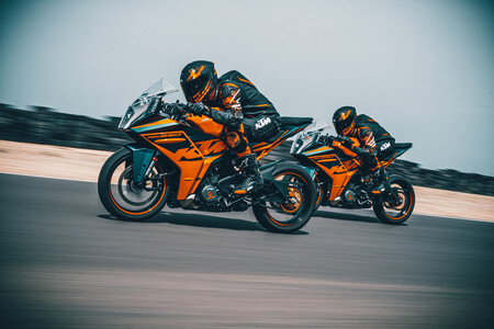 ¡Hola, KTM RC 390! La deportiva para el carnet A2 llega con 44 CV, nuevos colores y mejoras en su parte ciclo