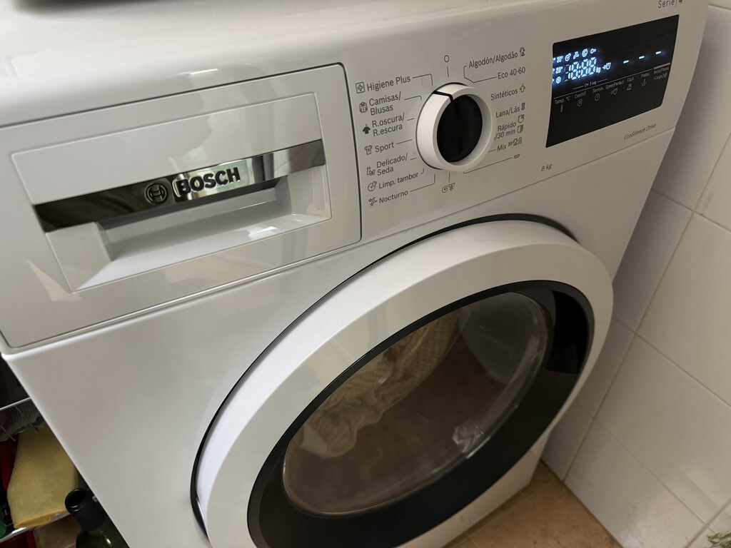 Mi ropa olía mal recién lavada. Lo solucioné limpiando partes de mi lavadora que no sabía ni que existían 