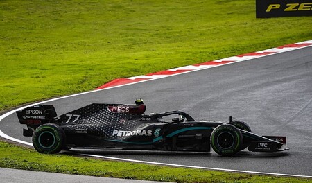 La lluvia de Turquía dejó en evidencia a Valtteri Bottas: seis trompos, doblado y fuera de los puntos con un Mercedes