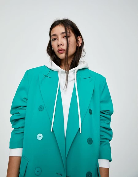 Pull & Bear se inspira en el estilo de Gilda Ambrosio para presentar su nueva colección (y tenemos la prueba)