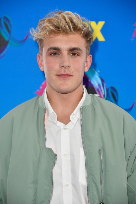 En los Teen Choice Awards, la bomber sigue siendo parte del uniforme de los millennials en la red carpet