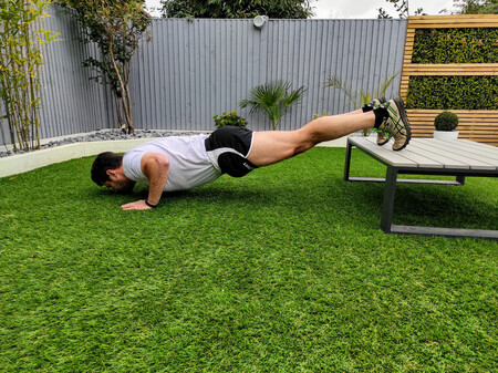 Tres variaciones de flexiones de brazos para trabajar todo el cuerpo sin material