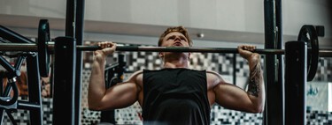 El press militar con barra es el ejercicio que todo el mundo hace para agrandar hombros, pero estas variantes son mucho más efectivas