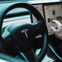 Grok atraviesa su momento más delicado por desnudar a mujeres sin permiso. Y justo ahora Musk lo quiere meter en sus Tesla