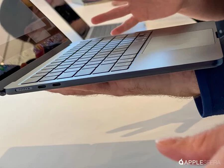 MacBook Air M2 の MagSafe は、端の USB-C ポートの左側にあります。