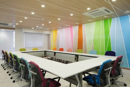 Espacios para trabajar: colores alegres en un centro de investigación clínica