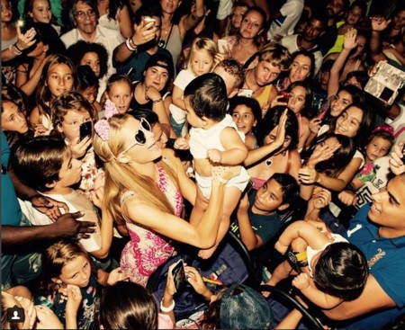 Paris Hilton, la espuma solidaria y su instinto maternal