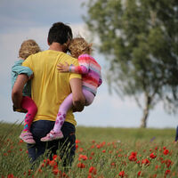 El espejismo del padre hiperpresente: ellos dedican cuatro veces más tiempo a sus hijos, pero las madres siguen al borde del colapso 