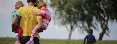 The mirage of the hyperpresent father: they dedicate four times more time to their children, but mothers are still on the verge of collapse 
