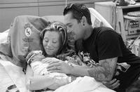 Contratan a una fotógrafa para una sesión de fotos con su hija, nacida sin vida