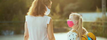Descalzarse al llegar a casa, ducharse o lavar la ropa a 40º: algunos de los consejos de expertos para una vuelta al cole segura