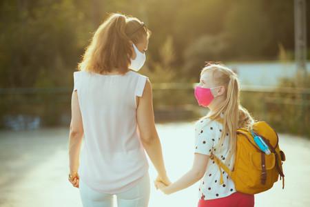 Descalzarse al llegar a casa, ducharse o lavar la ropa a 40º: algunos de los consejos de expertos para una vuelta al cole segura