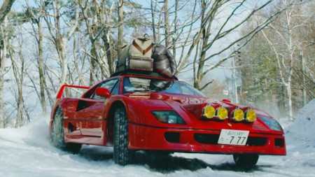 Un Ferrari F40 se pone las cadenas y sale a pasear en la nieve