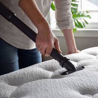 No nos damos cuenta porque lo tapamos con las sábanas, pero el colchón se ensucia mucho y hay que limpiarlo bien. Así lo hago yo