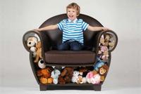 ¿Sabes dónde puedes guardar los peluches? Dentro del sillón 