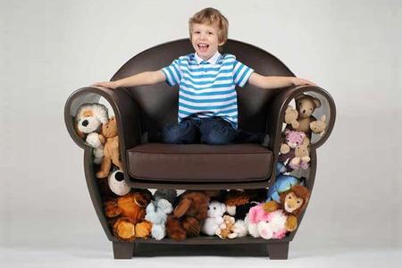 ¿Sabes dónde puedes guardar los peluches? Dentro del sillón