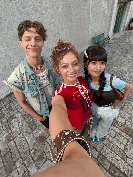 Foto promocional de divulgação do aparelho celular OPPO Reno16
