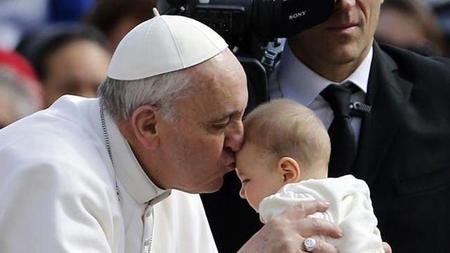 El Papa Francisco anima a una mujer a dar lactancia materna en público