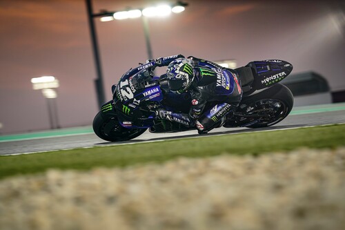 Maverick Viñales da una lección de adelantamientos para domar a las Ducati en Losail