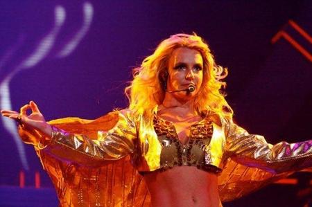 Britney Spears hace prospecciones petrolíferas en su nariz... ¡y no se baña!