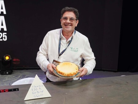 Rufino Diaz Con Su Tarta De Queso