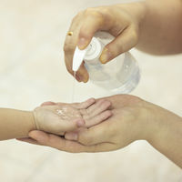 Mucho cuidado con el uso de geles de hidroalcohol en verano: una incorrecta aplicación y conservación puede conllevar riesgos