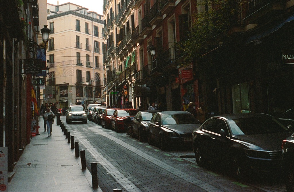 Reservar una plaza de aparcamiento con el cuerpo es posible. Y también que nos multen por ello