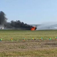 Estaban haciendo una exhibición cuando han chocado en pleno vuelo: eran dos coches voladores chinos que llevan una década en desarrollo, y que estarán a la venta el año que viene