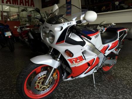 ¿Cómo sería estrenar una Yamaha FZR750 de 1987?