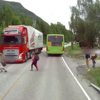 Video: El frenado autónomo de un camión de Volvo le salvó la vida a un niño distraído