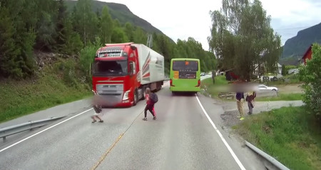 Video: El frenado autónomo de un camión de Volvo le salvó la vida a un niño distraído