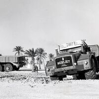 Un motor V12 de 30 litros y 700 CV, 15 metros de largo y 5 de ancho. Así era el Berliet T100, el gigante del desierto 