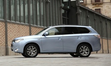 Mitsubishi nos trae su híbrido enchufable a un precio muy interesante. Regreso a Motorpasión Futuro