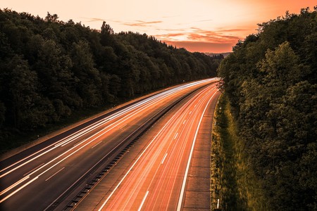 China creará autopista solar para recargar autos. Tendrá (casi) la misma distancia de CDMX a Valle de Bravo