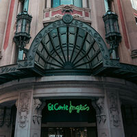 El Corte Inglés vende en sus rebajas la chaqueta Salomon a casi mitad de precio que mejor resiste a la lluvia  