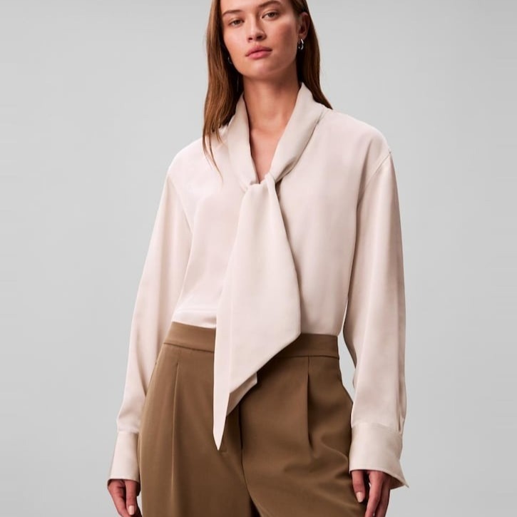 Calvin Klein - Camisa satinada de mujer.