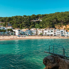 Playas escondidas, pescado exquisito y un paseo marítimo entre acantilados: el pueblo pesquero más bonito del Mediterráneo