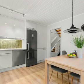 El toque de color con inspiración andaluza y valenciana en la cocina lo pone este cuadro rebajado en el outlet de El Corte Inglés