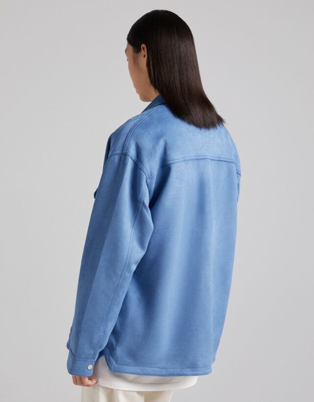 Sobrecamisa efecto ante con boslillos en color azul